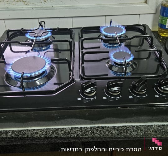 כיריים גז עם להבות כחולות במטבח